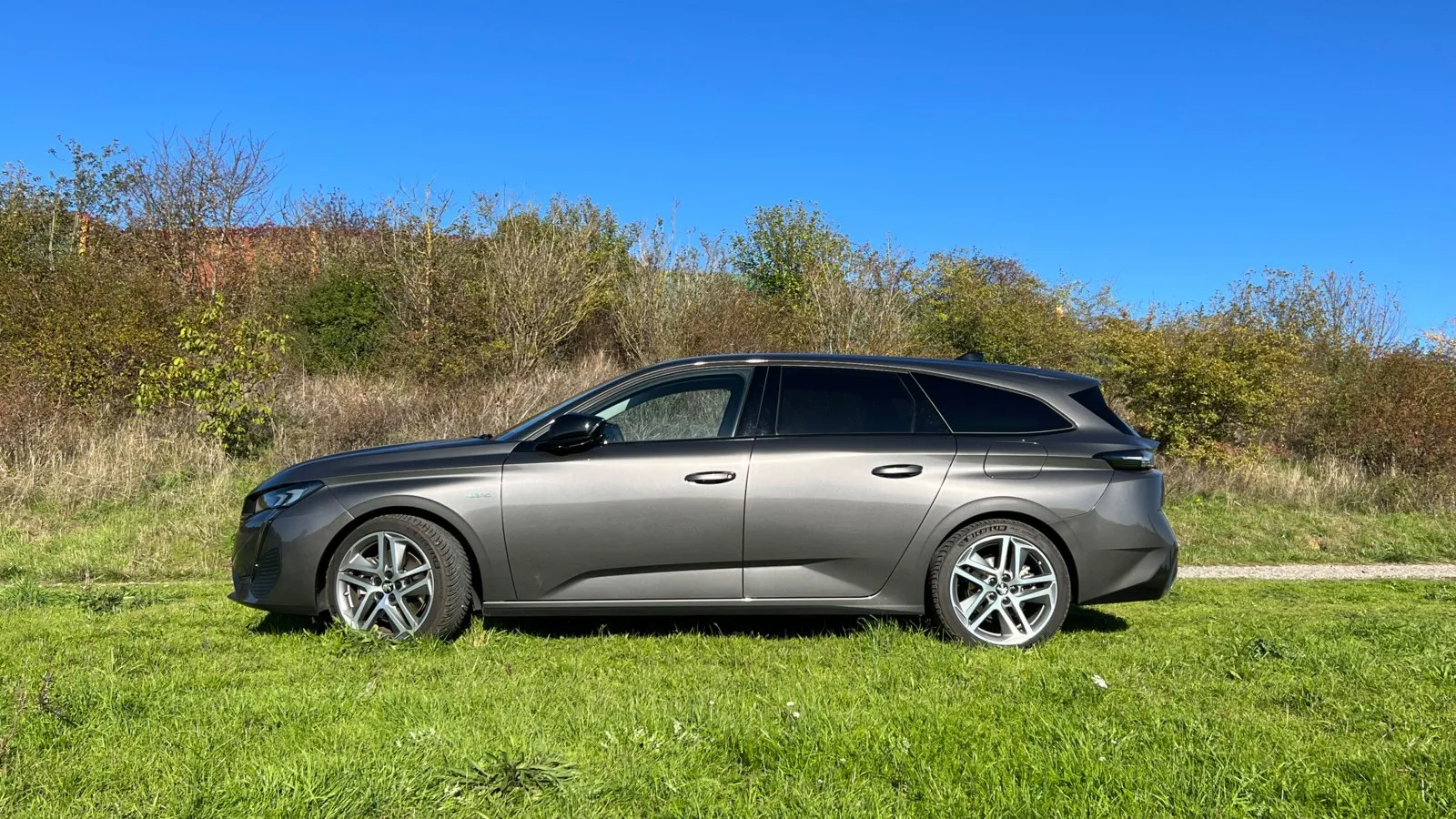 Der Peugeot 308 steht auf der neuesten Version der Stellantis EMP2-Plattform, auf der auch der neue Opel Astra Sports Tourer steht.